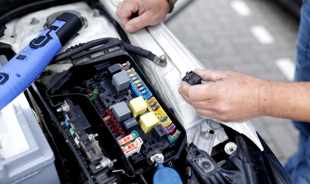 car mechanic fuses